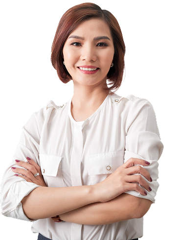 AI-for-product-owners-hero-ja 白い背景の前で白いTシャツを着た若者が腕を組み、わずかに微笑みながらポーズを取っている。