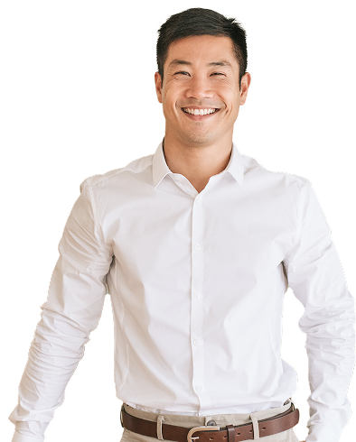 AI-for-product-owners-hero-ko 팔짱을 끼고 약간 미소 짓는 젊은 사람이 흰 티셔츠를 입고 흰 배경 앞에 서 있다