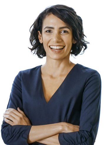 Spanish Mujer profesional sonriente con una blusa azul marino y los brazos cruzados